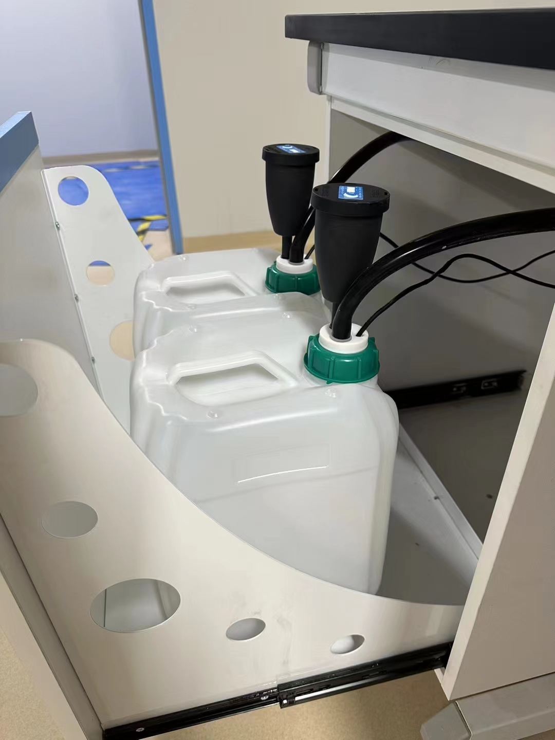 廢液安全蓋在實驗室環境優化中的重要性