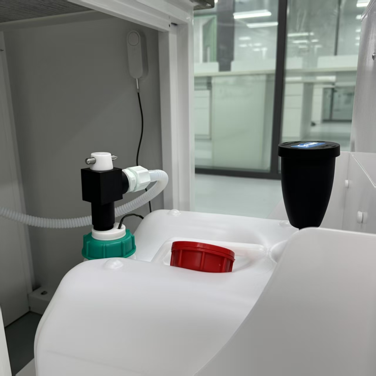 在化學實驗里毒物侵入人體的途徑是什么？